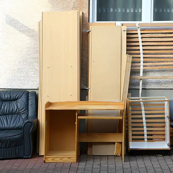 Sperrmüll aller Art stet vor einem Haus am Straßenrand