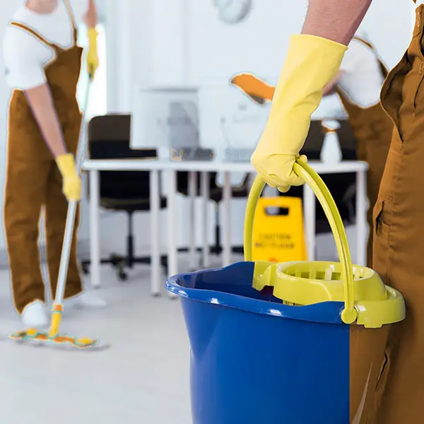 Ein Reinigungsteam bei der Arbeit